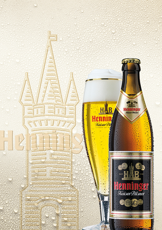 Eine Henninger Bierflasche und ein Glas stehen vor einem betauten Hintergrund, links daneben eine Illustration der Sachsenhäuser Warte.